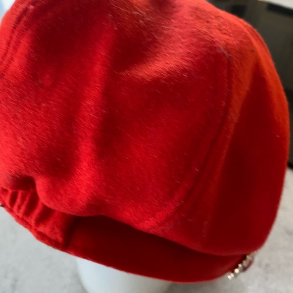 Beautiful Red Gucci Baret with brooch - Picture 5 of 9